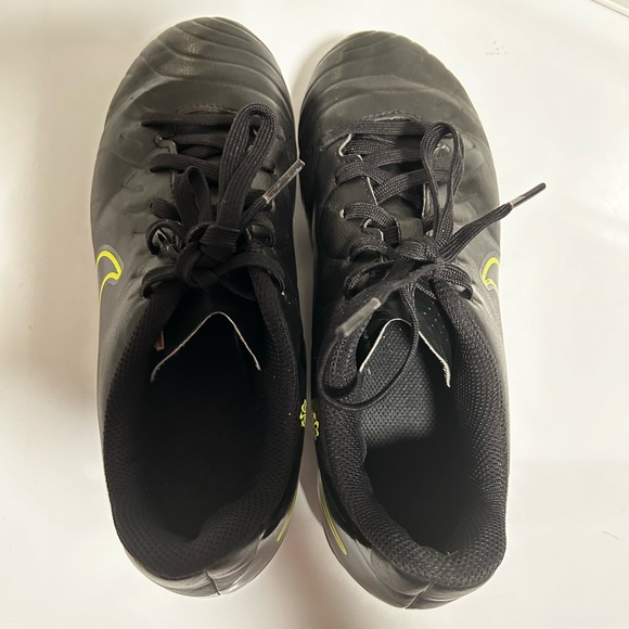 Nike Soccer Cleats Size 3Y - Picture 4 of 4